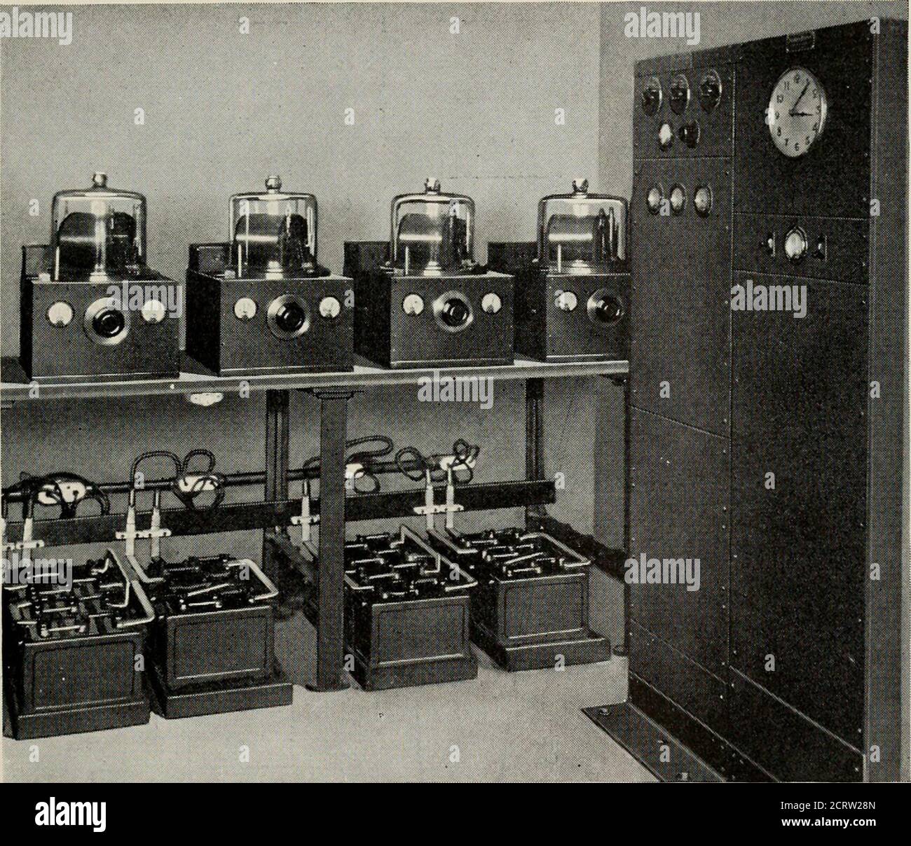 . Le journal technique de Bell System . 102 + 13 69 -20 14 89 95 +6 103 + 14 69 -20 13 89 95 +6 102 + 13 69 -20 12 89 94 +5 103 + 14 70 -19 11 89 95 +6 103 + 14 69 -20 10 90 95 +5 103 + 13 71 -19 9 89 95 +6 103 + 14 70 -19 8 89 95 +6 103 + 14 69 -20 7 89 94 +5 103 + 14 70 -19 par a, b et c respectivement, on peut facilement montrer que les nombres a -- h -- c , a -- h -- c a + 6 + c , a -{- h -- c , . O -A . o ; ; , c et (7) 4 4 4 4 ^ ^ représentent la différence entre chacun des oscillateurs n° 1, 2, 3 et 4 respectivement et la moyenne des quatre, exprimée en parties, soit cent un million d'in. TH Banque D'Images