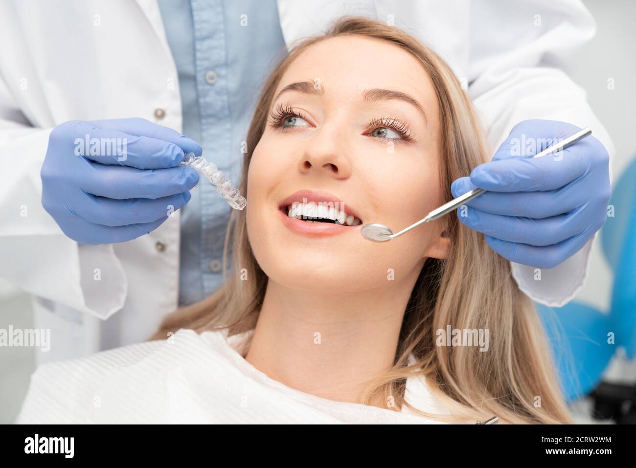 Femme ayant des dents examinées chez les dentistes. Blanchiment des dents, concept de soins dentaires Banque D'Images