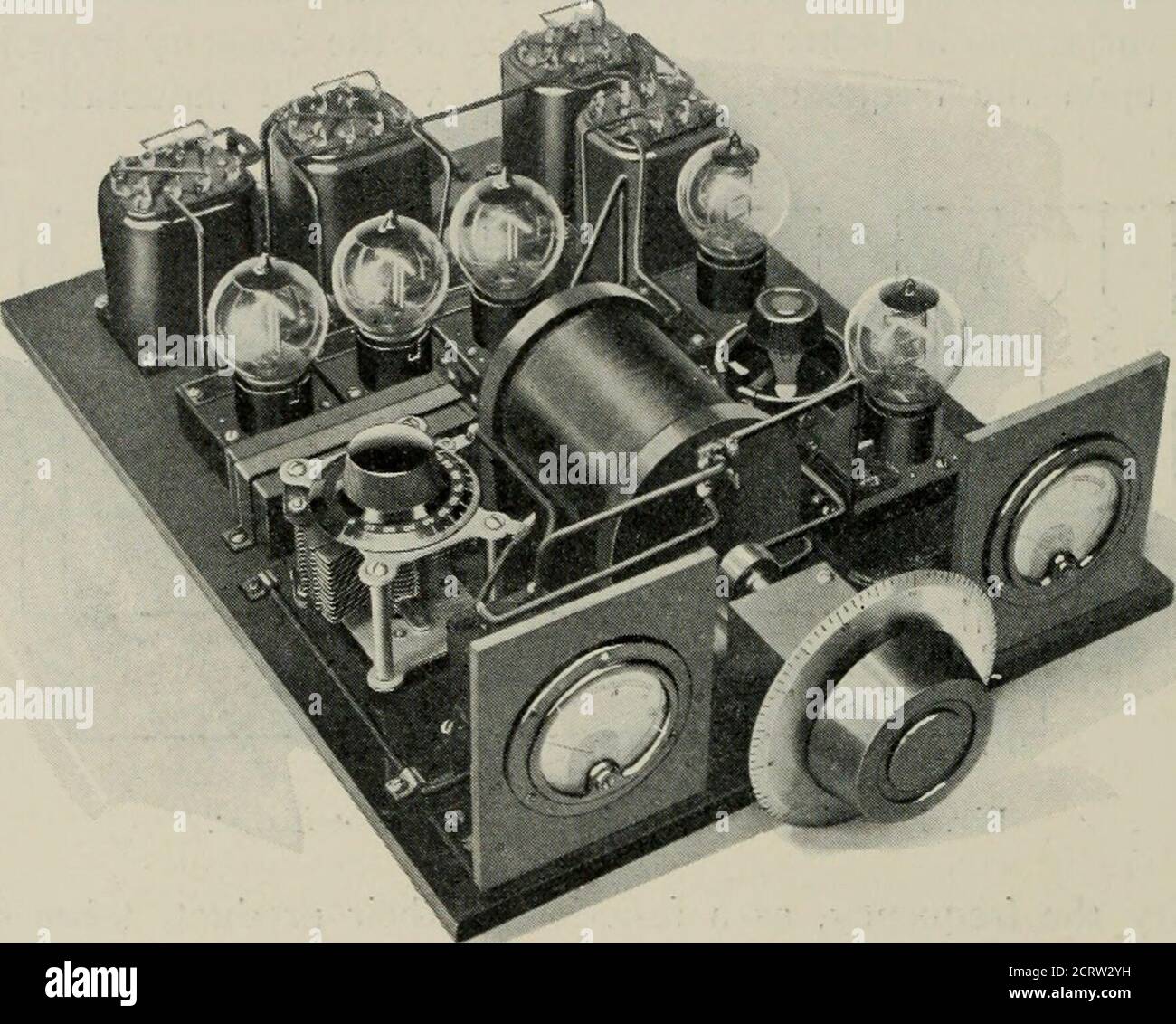 . La revue technique du système Bell . n l'oscillateur à quartz. Le réglage final de la fréquence est réalisé avec un petit condensateur cylindrique, d'une capacité d'environ 5 mmf., connecté en parallèle avec les électrodes en cristal. La taille de ce condenseur est chosentelle qu'un réglage d'une division sur le cadran correspond à un intervalle de fréquence d'environ une partie sur cent millions. Il y a 100 divisions sur le cadran et un total de 10 tours peuvent être effectués 502 BELL SYSTEM TECHNICAL JOURNAL correspondant à un ajustement total possible d'environ une partie en 100000. Ce condenseur est illustré en C dans Banque D'Images