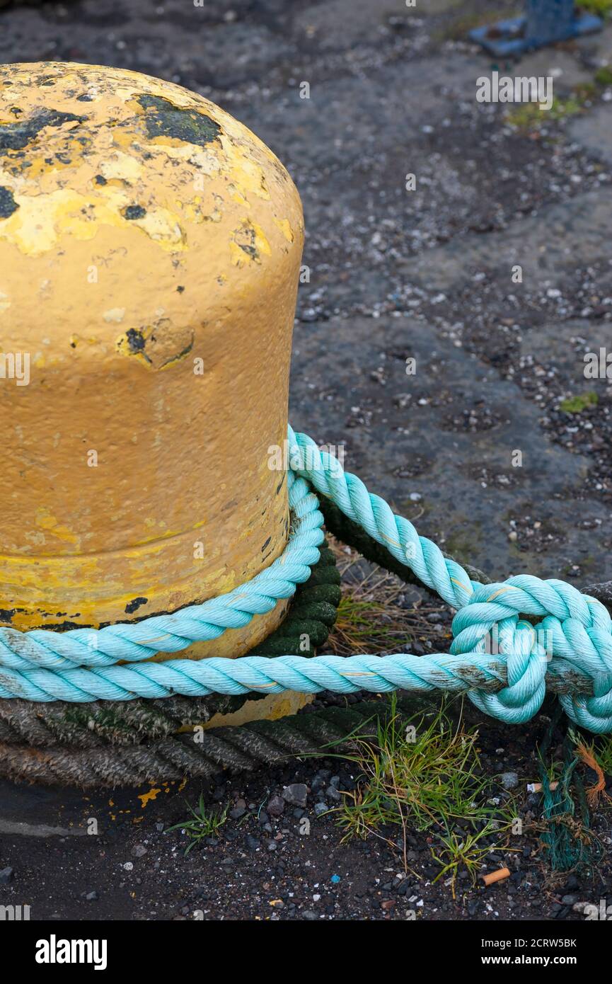 Un bollard amarre à Dunbar Harbour, en Écosse. Banque D'Images