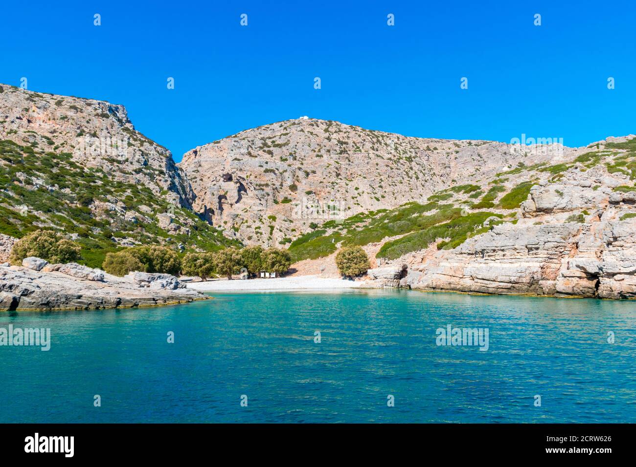 Palatia, plage Turquoise sur l'île de Saria avec chapelle blanche au-dessus, île de Karpathos, Grèce Banque D'Images