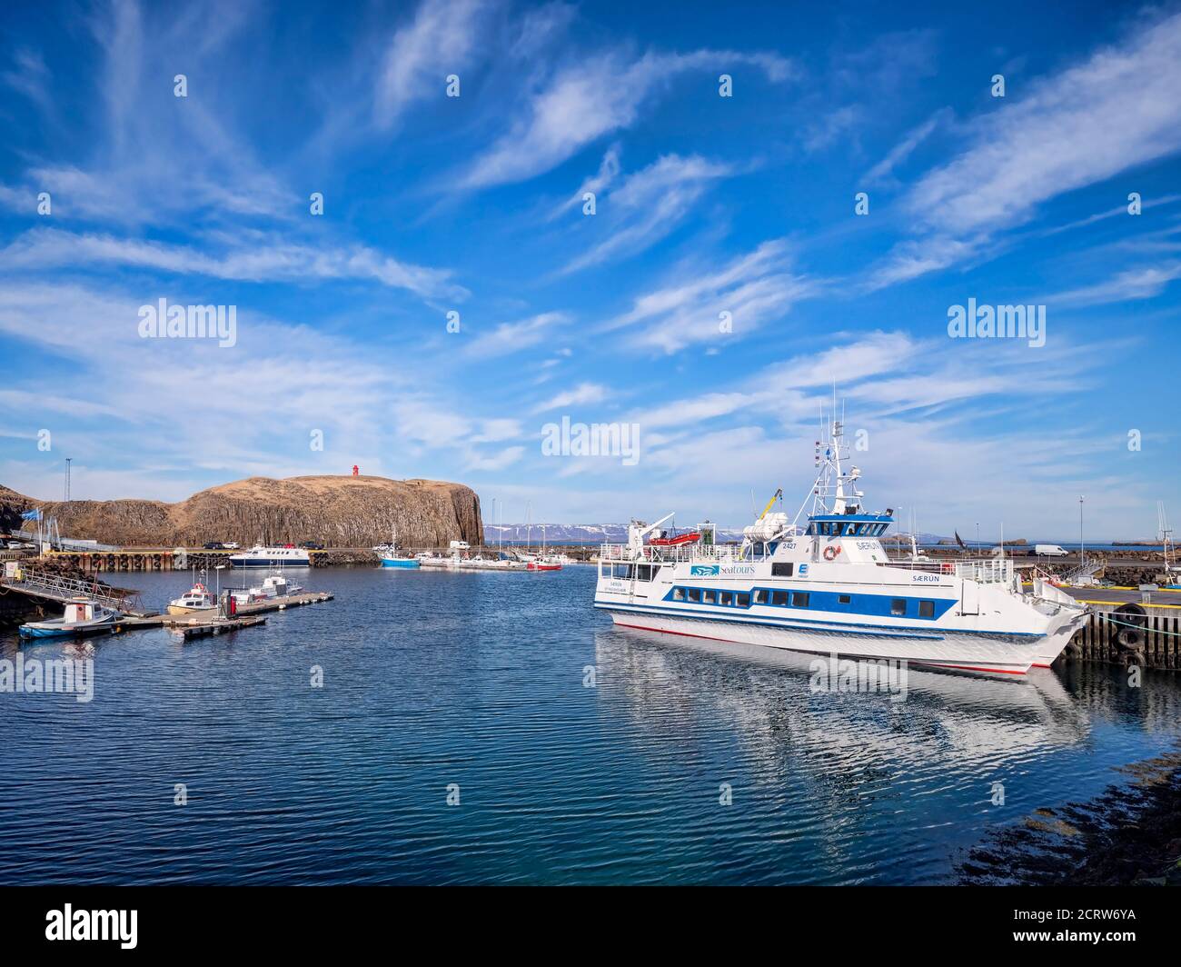 16 avril 2018 : Stykkisholmur, Islande - bateaux amarrés dans le port de Stykkisholmur, sur la péninsule de Snæfellsnes, à l'ouest de l'Islande. Banque D'Images