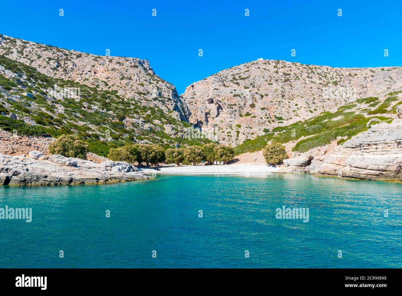 Palatia, plage Turquoise sur l'île de Saria avec chapelle blanche au-dessus, île de Karpathos, Grèce Banque D'Images