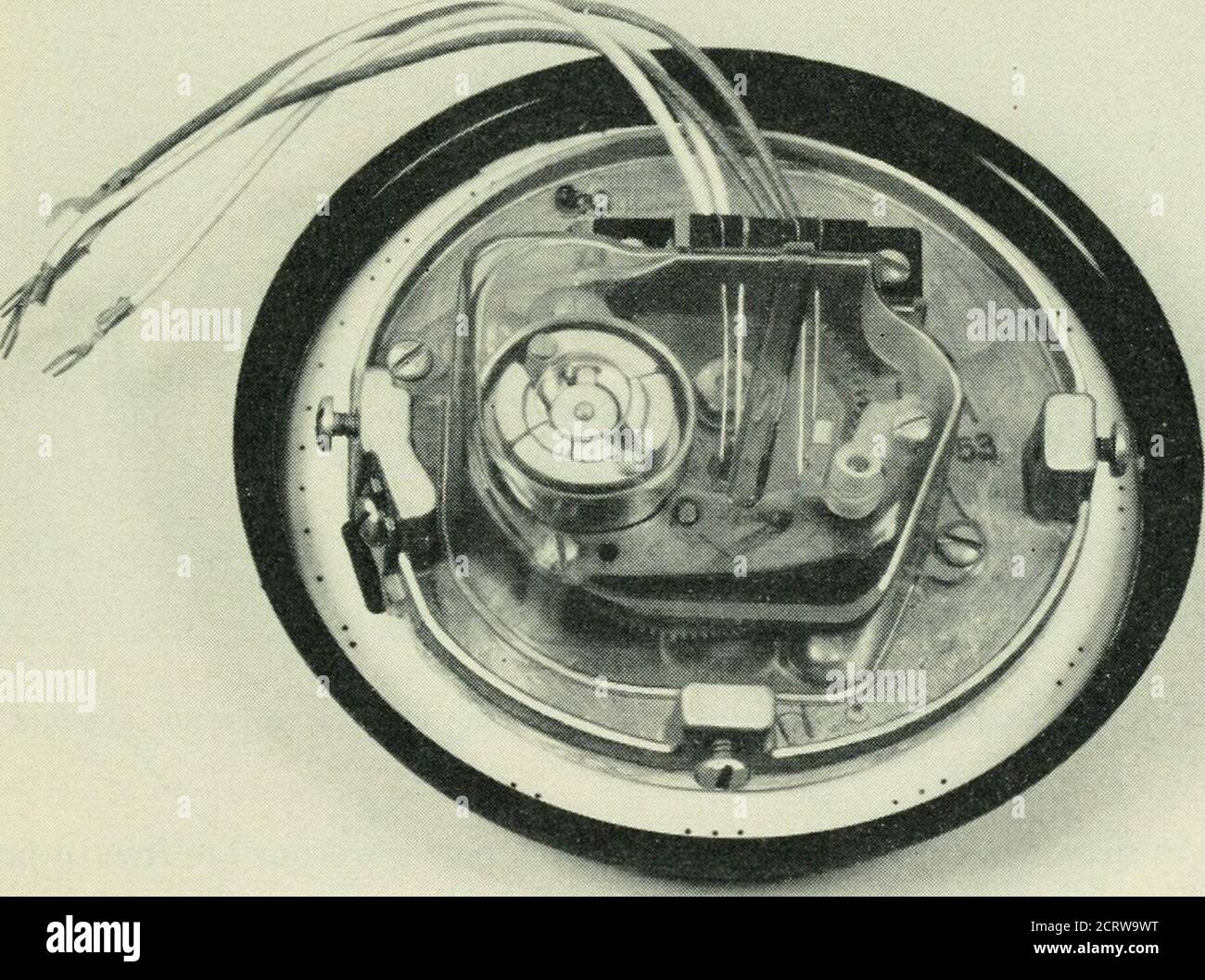 . The Bell System Technical journal . l, W. L., an Improved Telephone Set, B.S.T.J.,30, p. 239-270, avril 1951. A GOVERXOK POUR LE TÉLÉPHONE COMPOSE le cadran 1269 ET LE FONCTIONNEMENT DU RÉGULATEUR dans la composition, la molette est tournée selon un angle proportionnel au numéro composé, puis relâchée. Énergie stockée dans le ressort moteur, fig. 2, fait revenir le mécanisme en position de démarrage. Pour chaque rotation de 30° de la molette pendant le déroulement, l'intermédiaire tourne d'un demi-tour et le pignon de came et la came à impulsions tournent d'un tour complet. (3nce que le cliquet à impulsions est en position, eac Banque D'Images