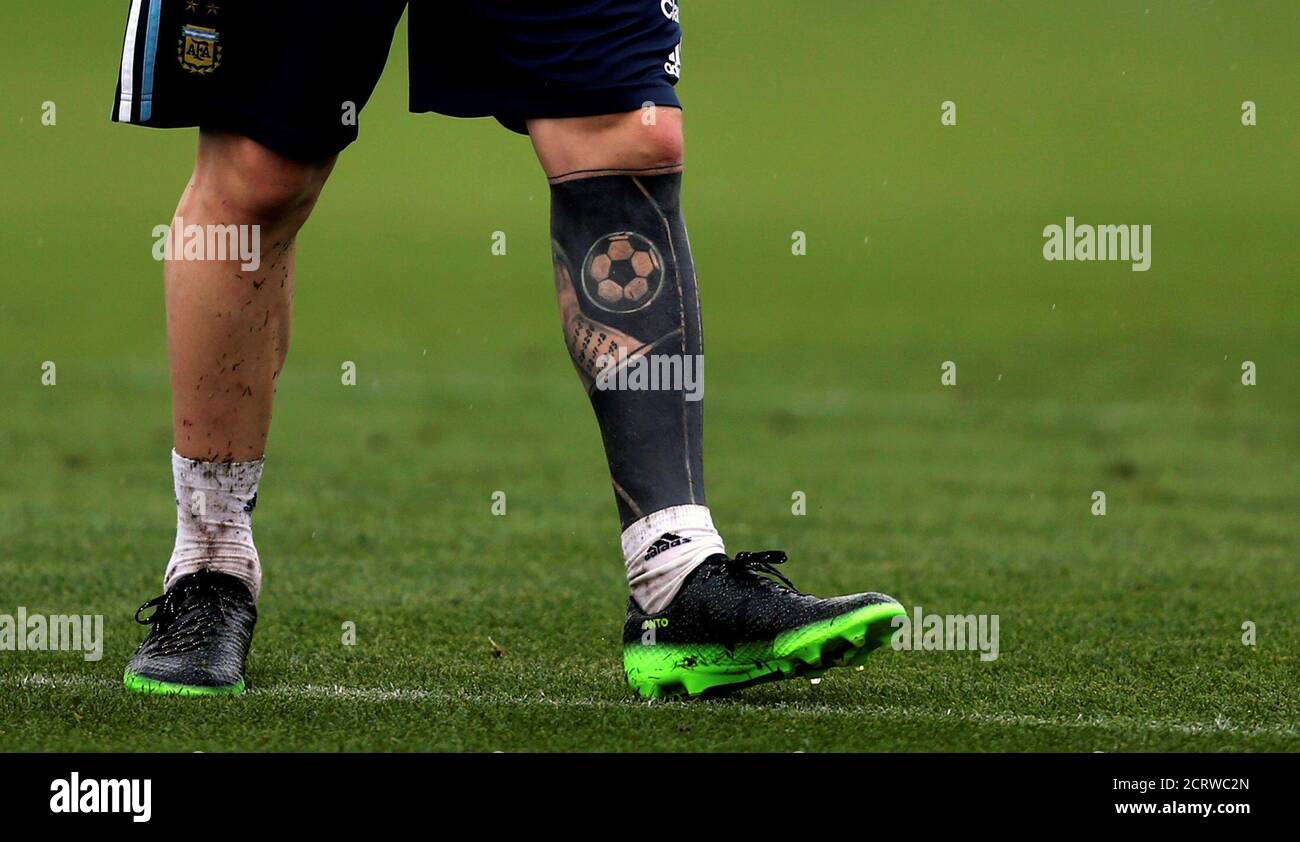 Tatouage Messi Jambe Coupe Du Monde Football Soccer - entraînement de l'équipe nationale Argentine de football  - qualifications de la coupe du monde 2018 - Buenos Aires, Argentine -  13/11/16 - UN tatouage est vu sur la jambe