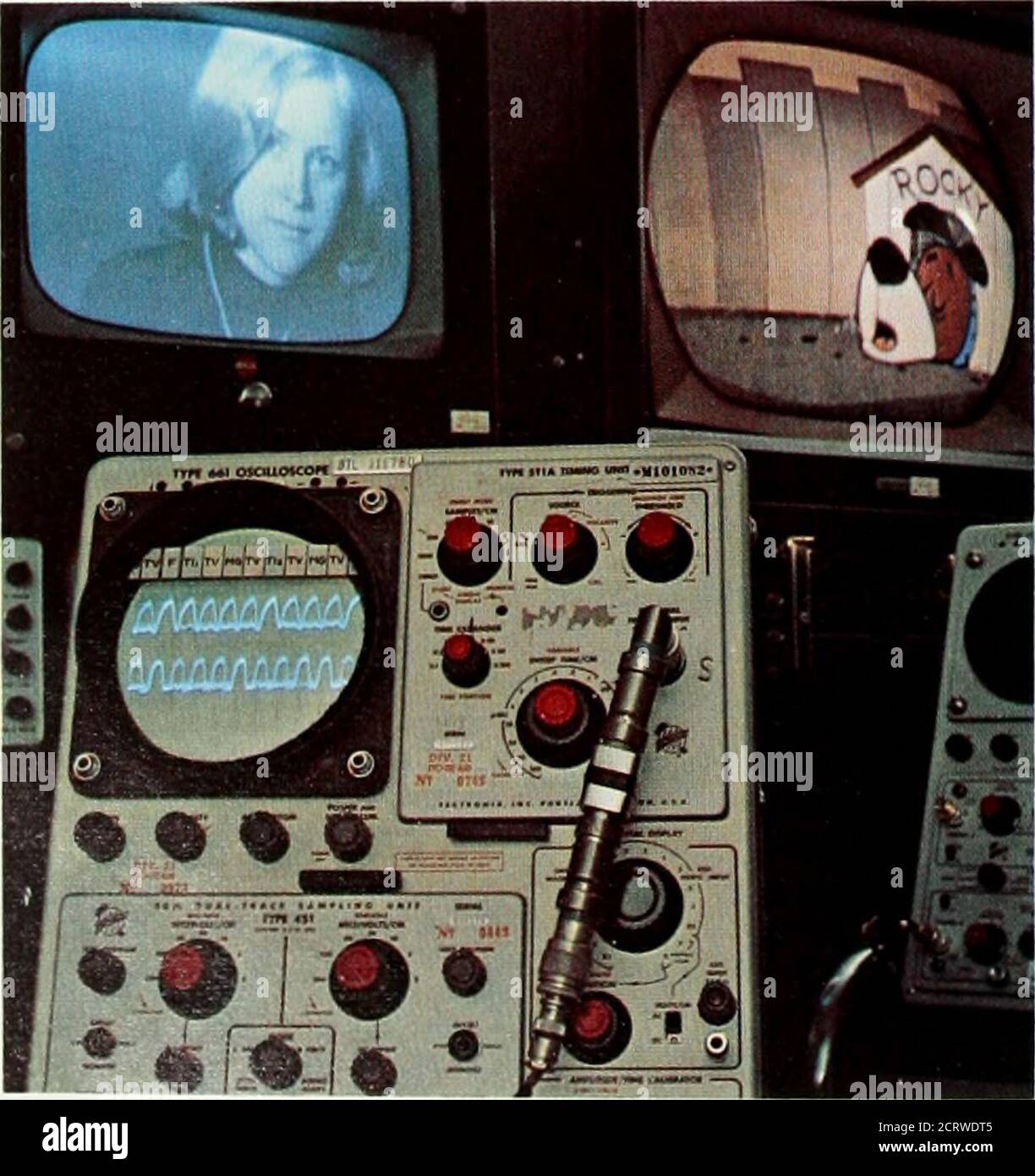 . Magazine de téléphone Bell . 21 types de signaux électroniques — voix, télévision, simile-fac, données informatiques — sous forme de flux de chiffres binaires, ou bits. Comme le flux se compose simplement d'impulsions on-offpulses, de un ou de zéro, tous les signaux semblent et se comportent exactement de la même façon une fois qu'ils sont convertis en bits — réduits, dans le sens électronique, au moins commondenominator. Un bit a été décrit comme la quantité d'informations nécessaires pour supprimer l'incertaintyentre oui ou non Bien que cette description se réfère à toan électronique oui ou non — la présence ou l'absence d'un pouls — c'est une courtise instinctive et naturelle pour moderne Banque D'Images