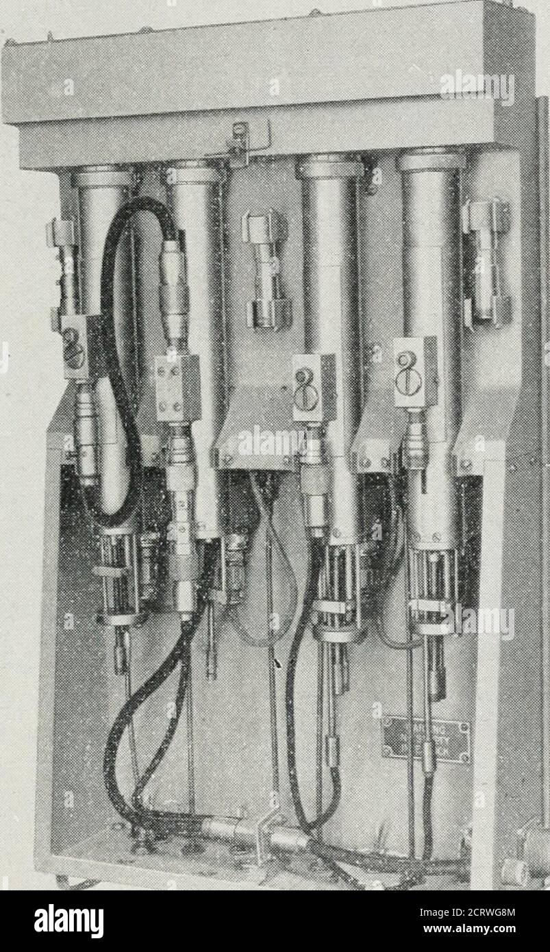 . Le journal technique de Bell System . oscillateur re-flex de type 5. rencontré dans le service militaire est extrêmement important. Des dispositifs de verrouillage positifs sont fournis pour tous les réglages de cette conception mécanique. La figure 22 indique le schéma de cette conception. Il peut être observé que les filtres de séparation sont utilisés de manière intensive pour assurer des effets de négligence entre les différentes étapes par le biais des connexions d'alimentation communes. Les performances globales de cette conception {)articulaire d'un circuit de réséquestre-entrée radar sont les suivantes : entrée rcfjuency 1000 sortie fréquence intermédiaire. Plus d'un Banque D'Images