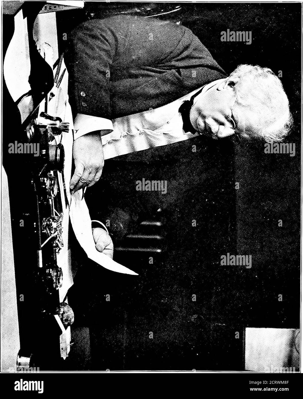 . L'histoire du téléphone . le fait de le mettre à l'asystem des chariots et des lumières électriques, que les Etats-Unis lui avaient payé pour avoir mis le télé-téléphone sur une base d'affaires. Il était maintenant ripart à la retraite, libre de profiter de son jeu-travail de la ferme et d'oublier les ennuis de la ville et le téléphone. Mais, comme il se tenait parmi ses bâtisseurs de grange, therearrived de Boston et de New York une délégation de directeurs de téléphone. La plupart d'entre eux ont fait partie de la vieille garde de la téléphonie. Ils avaient hadcombattu sous Vail à l'époque des pionniers; et ils étaient venus pour lui demander de retourner dans le commerce de téléphone à distance, après vingt ans d'abse Banque D'Images