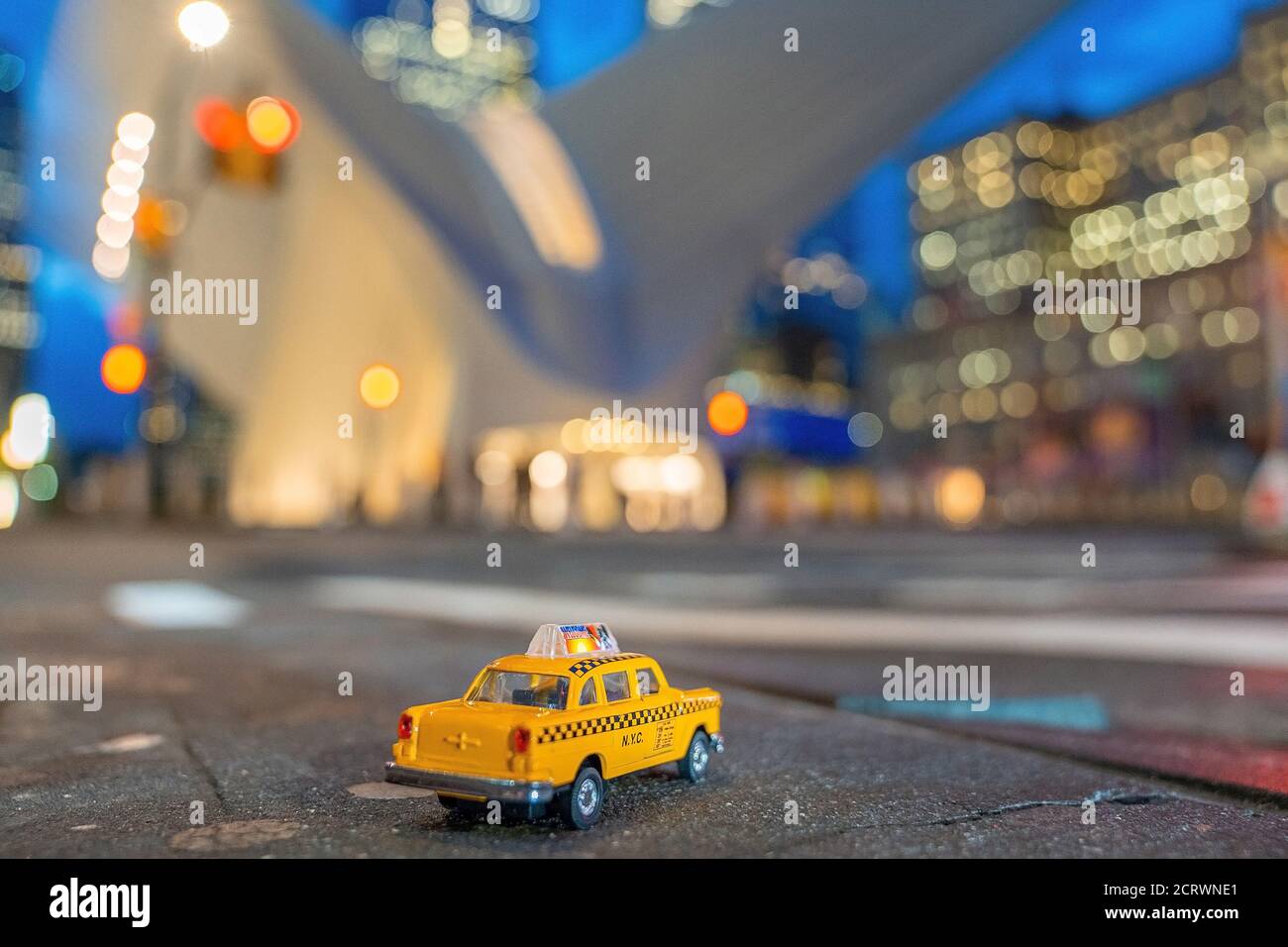 Foyer sélectif du jouet de taxi classique jaune garé par le La nuit à la gare d'Oculus dans Lower Manhattan Banque D'Images