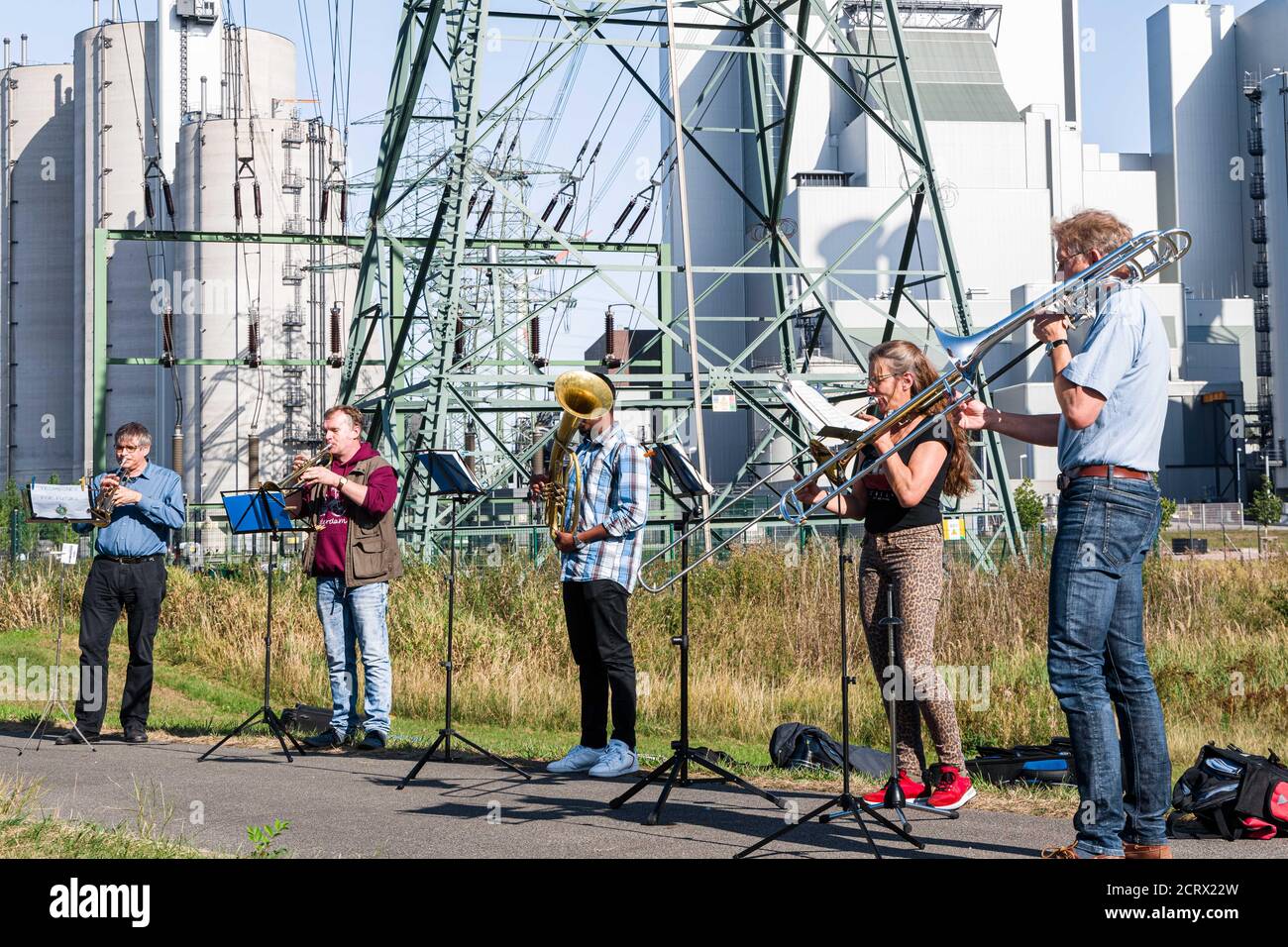 Hambourg, Allemagne. 20 septembre 2020. Les musiciens jouent sur leurs instruments à vent pour le redressement énergétique devant la centrale au charbon de Moorburg. L'initiative des églises interconfessionnelles « les Églises pour l'avenir » exige une plus grande vitesse dans le passage de l'énergie fossile à l'énergie renouvelable au début de la semaine climatique de Hambourg. Credit: Markus Scholz/dpa/Alay Live News Banque D'Images
