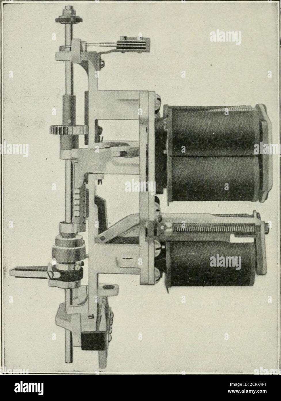 . Téléphonie automatique; un traité complet sur les systèmes automatiques et semi-automatiques . Figure 237.—Relais. Enroulements directement sur la conduite, indépendamment du relais R-45. Le mouvement du ressort principal r-441 provoque l'éclairage de la lampe L-10. L'opérateur B dans le bureau de manuel, à la réception du numéro, 18 274 A U TOM A TIC TELEPHON y fait le test occupé de la manière habituelle et si la ligne est libre insère le plugin la prise. Ceci ferme le circuit du manchon par le relais de coupure /?-48, le manchon de la prise et de la fiche, et la lampe L-9 et l'enroulement du relais R-45 dans le par-allèle. La lampe s'allume comme une protection pour sonner le purp Banque D'Images