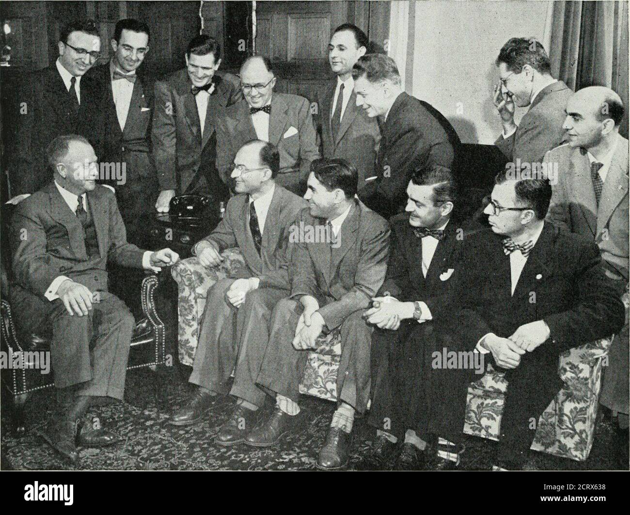 . Magazine téléphonique Bell . r pays. Après leur rencontre avec M. Craig, président de A. T.& T., et M. Dumas, vice-président exécutif 212 Bell Telephone Magazine, ont dû prêter une attention particulière à son inéligibilité. Au travail et en jeu, les Turksmade à chaque minute de leur temps ont dodouble le devoir. Ils ont appliqué eux-diligemment soi pour apprendre tout ce dont ils auraient besoin quand ils sont arrivés à la maison.ils ont cimenté les relations avec de nombreux Américains. L'effet de thatgood qu'ils ont laissé derrière eux saulbe multiplié par plusieurs dans l'avenir.ils ont fait beaucoup pour rapprocher les républiques doubles de plus en plus mutuelles Banque D'Images