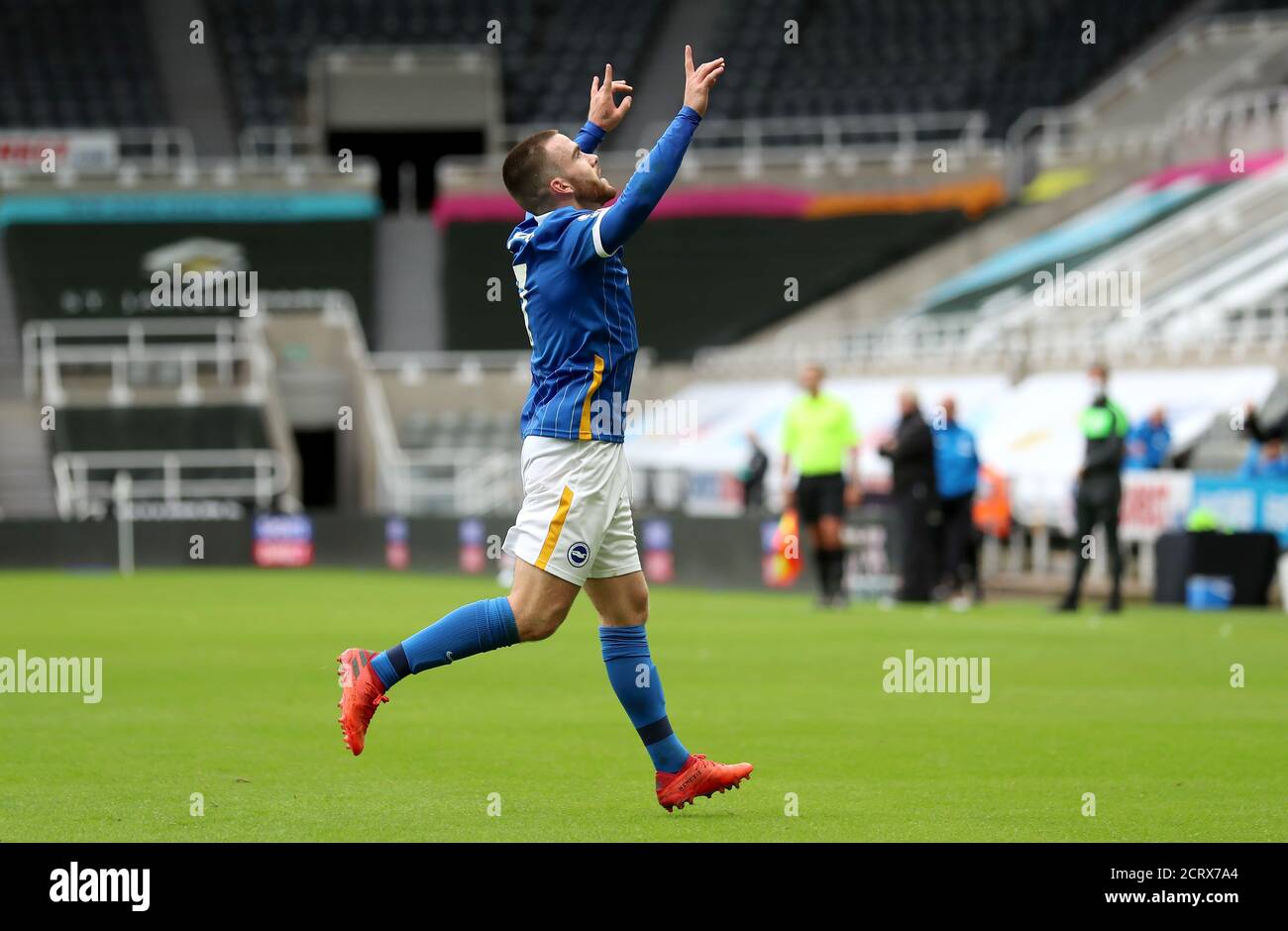 Aaron Connolly de Brighton et Hove Albion célèbre le troisième but de son équipe lors du match de la Premier League à St Jamen' Park, à Newcastle. Banque D'Images