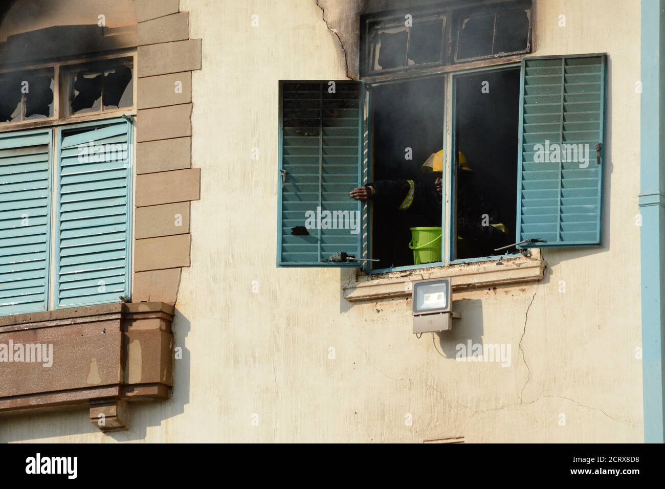 Kampala, Ouganda. 20 septembre 2020. Un pompier tente d'arrêter l'incendie à l'intérieur du bâtiment administratif de l'Université Makerere, à Kampala, en Ouganda, le 20 septembre 2020. Un grand incendie a éviscéré dimanche l'université de Makerere, la plus haute université d'Ouganda, détruisant la principale unité administrative, a déclaré un porte-parole de la police. Crédit: Nicholas Kajoba/Xinhua/Alamy Live News Banque D'Images