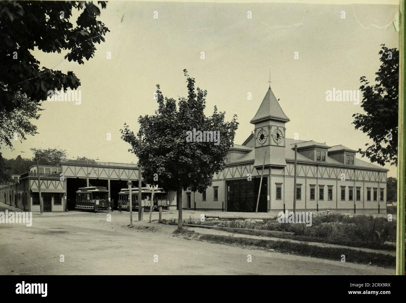 . Inventaire de la West End Street Railway Company . 190 BIENS IMMOBILIERS SITUÉS SUR WALNUT & JUNIPER STS. ET MORSS AVE. BROOKLINE. (Voir le plan de terrain et la photo des bâtiments aux pages suivantes.) Environ 40,971 pieds carrés de terrain. Situé à l'avant sur Walnut St.et à côté sur Morss Ave. Avec à l'arrière sur Juniper St. est un ancien bâtiment de cadre autrefois utilisé par le Metropolitan R. R. Co. Pour une voiture mais maintenant laisser fora équitation academy. Ce bâtiment est en très mauvais état et a novalue. (Voir l'image supérieure à la page 192 .) Faisant face à Juniper St., et connecté à une extrémité avec le précédent buildin Banque D'Images