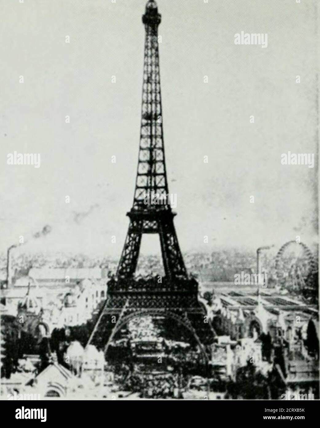 Magazine de téléphone Bell . En octobre. 1915. Les hommes de Bell System à  la Tour Eiffel à Paris, à droite, ont entendu la première transmission  radiotéléphonique transatlantique des ingénieurs de