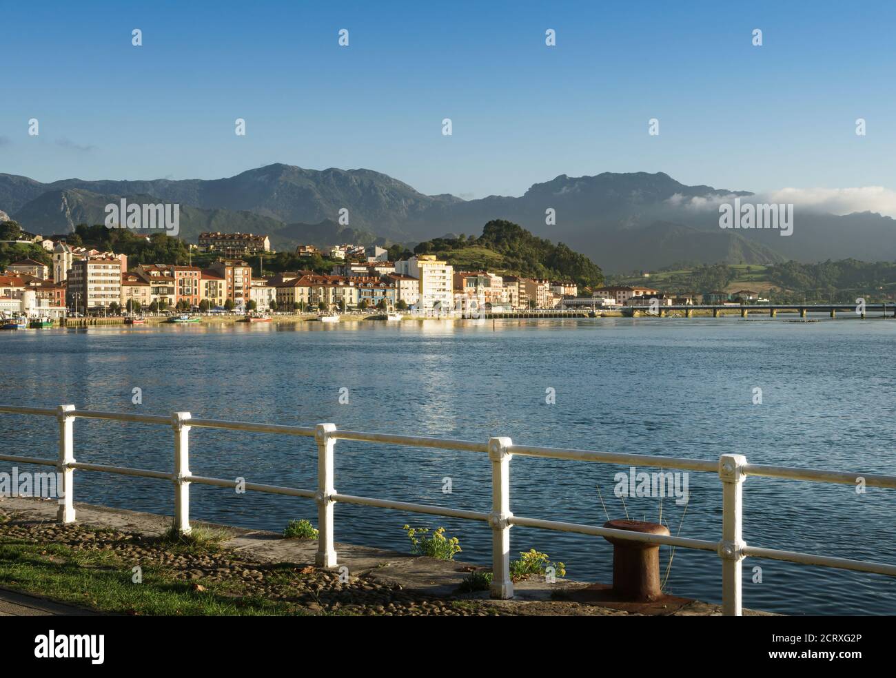 Vue sur le village de pêcheurs de Ribadesella au coucher du soleil. Banque D'Images