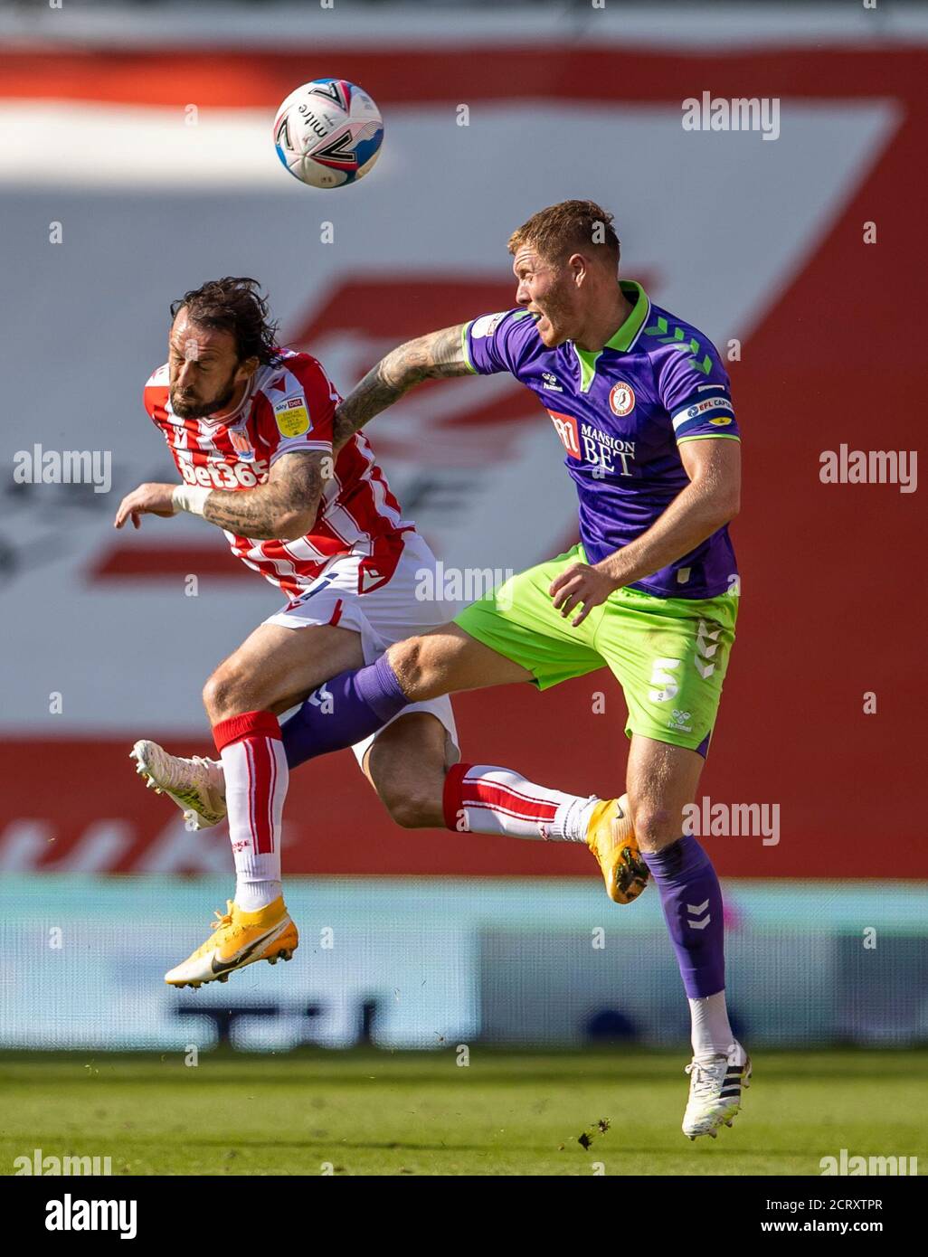 Stoke, Staffordshire, Royaume-Uni. 20 septembre 2020. 20 septembre 2020 ; Bet365 Stadium, Stoke, Staffordshire, Angleterre ; EFL Championship football, Stoke City versus Bristol City ; Steven Fletcher de Stoke City dirige le ballon devant Alfie Mawson de Bristol City crédit: Action plus Sports Images/Alay Live News Banque D'Images