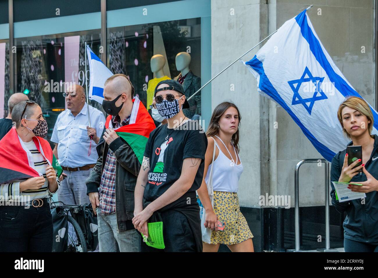 Londres, Royaume-Uni. 20 septembre 2020. Le groupe pro-israélien a crié « menteur » et plus inexplicable « vous n'auriez pas pu faire ça à Gaza » - UN piquet de grève le magasin phare M&S près de l'extrémité Marble Arch d'Oxford Street est rencontré par une autre contre-protestation pro-israélienne tout aussi petite - la protestation pro-palestinienne a affirmé qu'elle était « mise en évidence Complicité de M&S et de beaucoup d'autres, ainsi que de l'Etat britannique et de ses alliés dans la destruction en cours de la Palestine et l'assaut contre le peuple palestinien. Crédit : Guy Bell/Alay Live News Banque D'Images