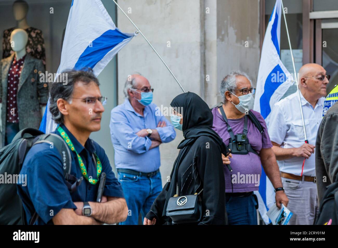 Londres, Royaume-Uni. 20 septembre 2020. Le groupe pro-israélien a crié « menteur » et plus inexplicable « vous n'auriez pas pu faire ça à Gaza » - UN piquet de grève le magasin phare M&S près de l'extrémité Marble Arch d'Oxford Street est rencontré par une autre contre-protestation pro-israélienne tout aussi petite - la protestation pro-palestinienne a affirmé qu'elle était « mise en évidence Complicité de M&S et de beaucoup d'autres, ainsi que de l'Etat britannique et de ses alliés dans la destruction en cours de la Palestine et l'assaut contre le peuple palestinien. Crédit : Guy Bell/Alay Live News Banque D'Images