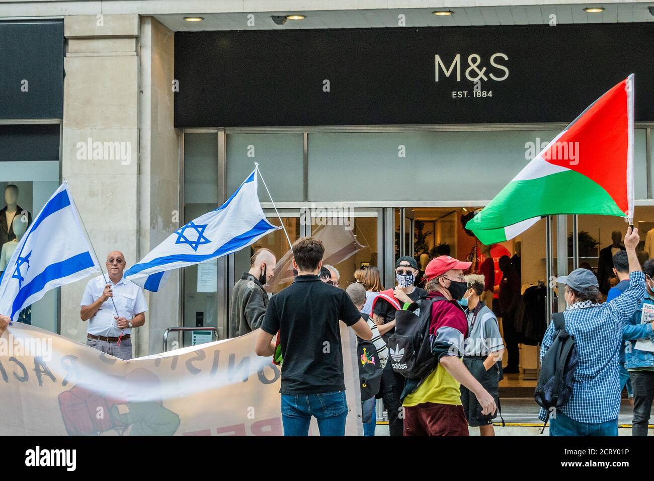Londres, Royaume-Uni. 20 septembre 2020. Le groupe pro-israélien a crié « menteur » et plus inexplicable « vous n'auriez pas pu faire ça à Gaza » - UN piquet de grève le magasin phare M&S près de l'extrémité Marble Arch d'Oxford Street est rencontré par une autre contre-protestation pro-israélienne tout aussi petite - la protestation pro-palestinienne a affirmé qu'elle était « mise en évidence Complicité de M&S et de beaucoup d'autres, ainsi que de l'Etat britannique et de ses alliés dans la destruction en cours de la Palestine et l'assaut contre le peuple palestinien. Crédit : Guy Bell/Alay Live News Banque D'Images
