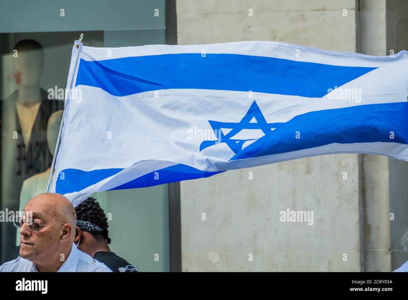 Londres, Royaume-Uni. 20 septembre 2020. Le groupe pro-israélien a crié « menteur » et plus inexplicable « vous n'auriez pas pu faire ça à Gaza » - UN piquet de grève le magasin phare M&S près de l'extrémité Marble Arch d'Oxford Street est rencontré par une autre contre-protestation pro-israélienne tout aussi petite - la protestation pro-palestinienne a affirmé qu'elle était « mise en évidence Complicité de M&S et de beaucoup d'autres, ainsi que de l'Etat britannique et de ses alliés dans la destruction en cours de la Palestine et l'assaut contre le peuple palestinien. Crédit : Guy Bell/Alay Live News Banque D'Images