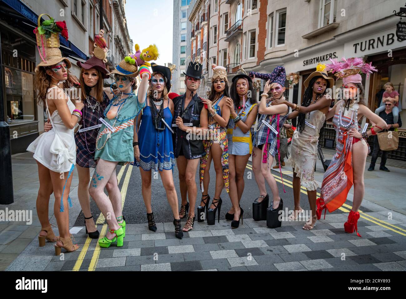 Londres Royaume-Uni 19 septembre 2020 Londres. Les modèles prennent flashmob défilé de mode autour de Green Park Picadilly Circus pour le designer Pierre Garroudi pendant la semaine de la mode de Londres 2020 en raison de la pandémie du coronavirus par Artur Kula © JabbaPhoto Banque D'Images