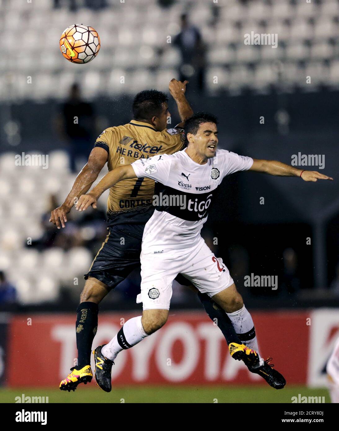 Football Soccer Pumas Du Mexique V Olimpia Du Paraguay Copa Libertadores Defensores Del Chaco Stadium Asuncion Paraguay 1 03 16 Javier Cortes L Du Mexique Pumas Et Julian Benitez Du Paraguay Olimpia