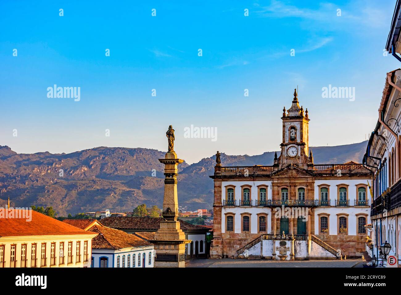Ancienne place centrale d'Ouro Preto avec ses bâtiments historiques et Monuments d'architecture baroque et coloniale du XVIIIe siècle Banque D'Images