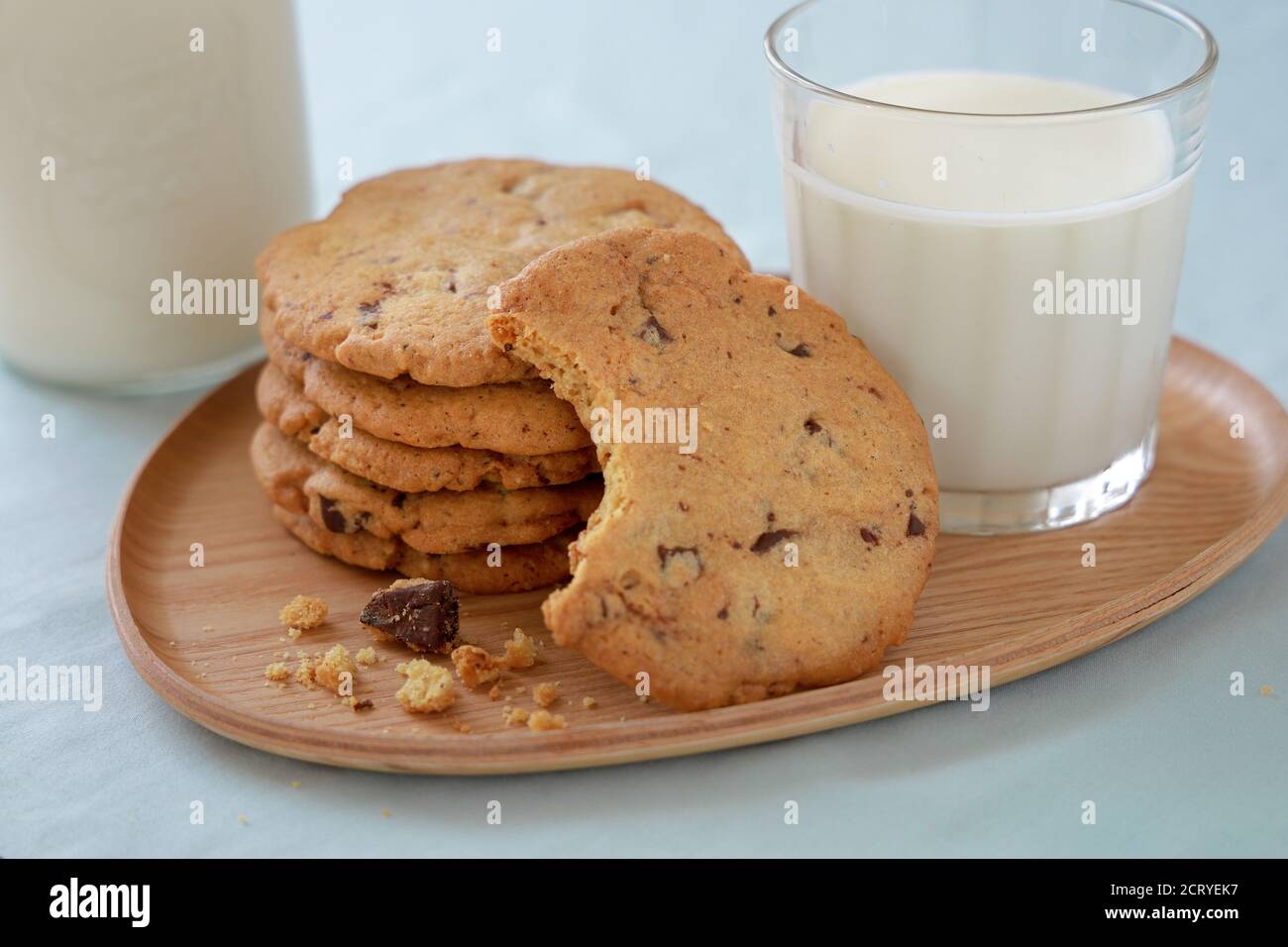 Biscuits aux pépites de chocolat maison fraîchement cuits Banque D'Images