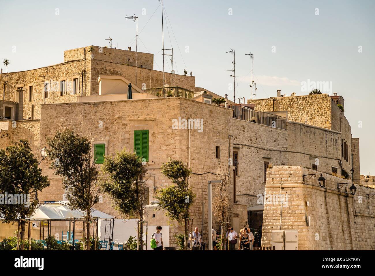 GIOVINAZZO (BA), 30 AOÛT 2020 : touristes visitant Giovinazzo Banque D'Images
