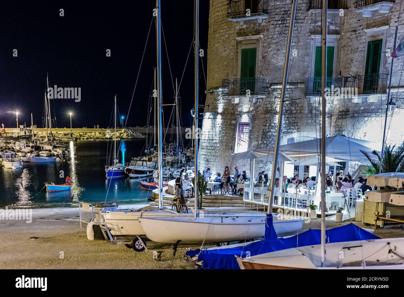 GIOVINAZZO (BA), 30 AOÛT 2020 : touristes visitant Giovinazzo Banque D'Images