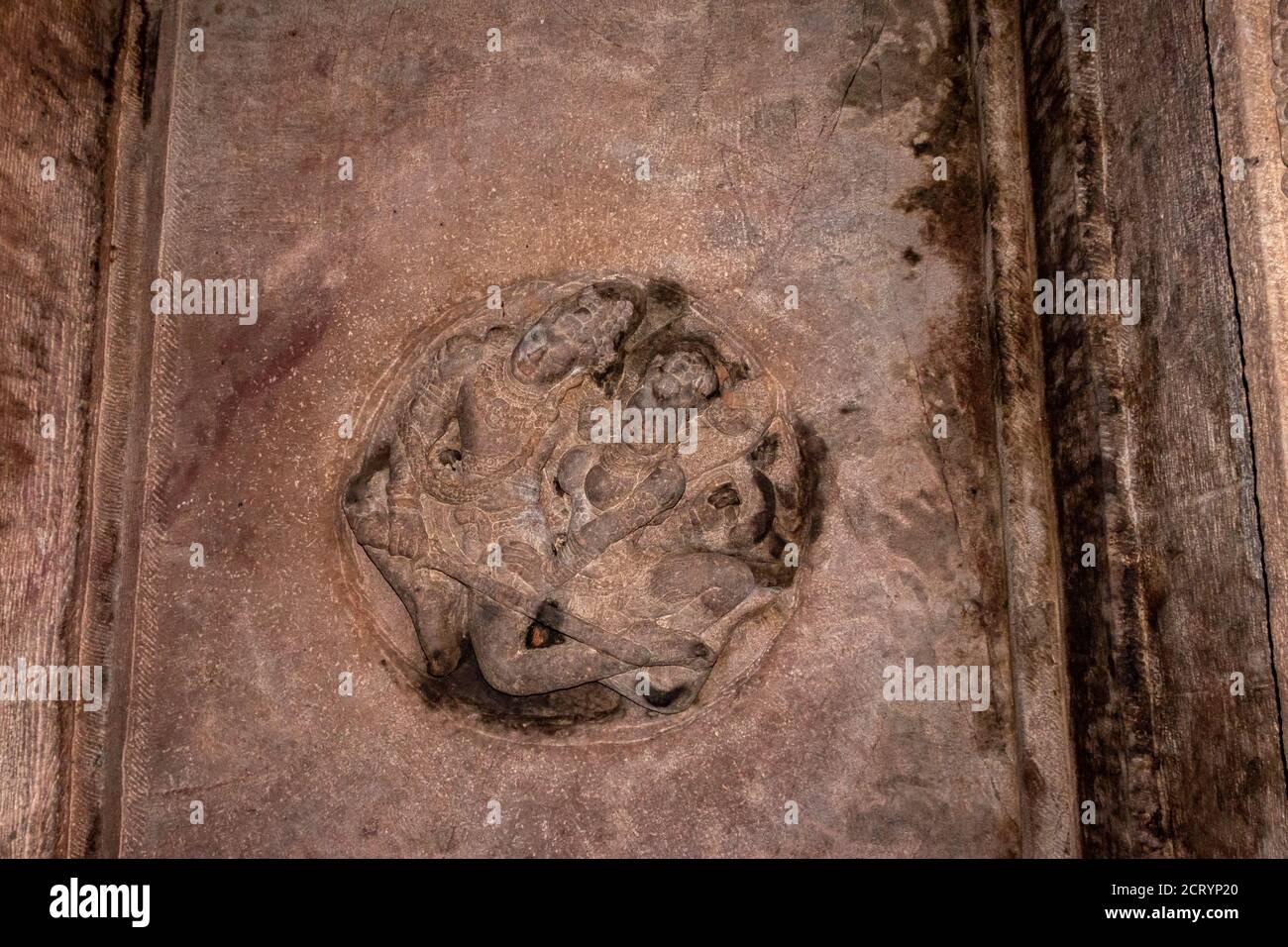 les sculptures de la grotte de badami des dieux hindous sculptées sur le toit l'art antique de pierre en détails l'image est prise à badami karnataka inde. c'est un site classé au patrimoine de l'unesco Banque D'Images