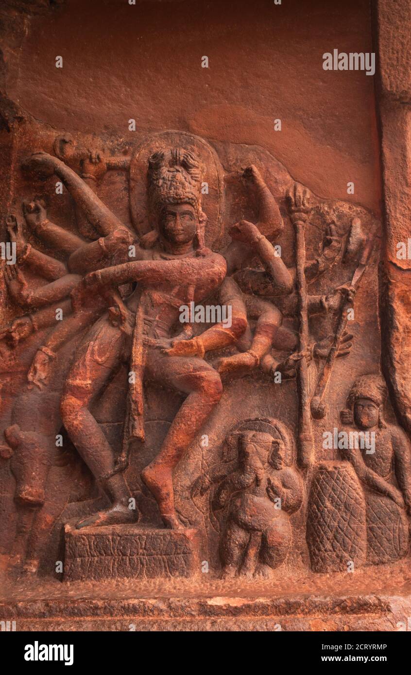les sculptures de la grotte de badami des dieux hindous sculptées sur les murs l'art antique de pierre en détails l'image est prise à badami karnataka inde. c'est un site classé au patrimoine de l'unesco Banque D'Images