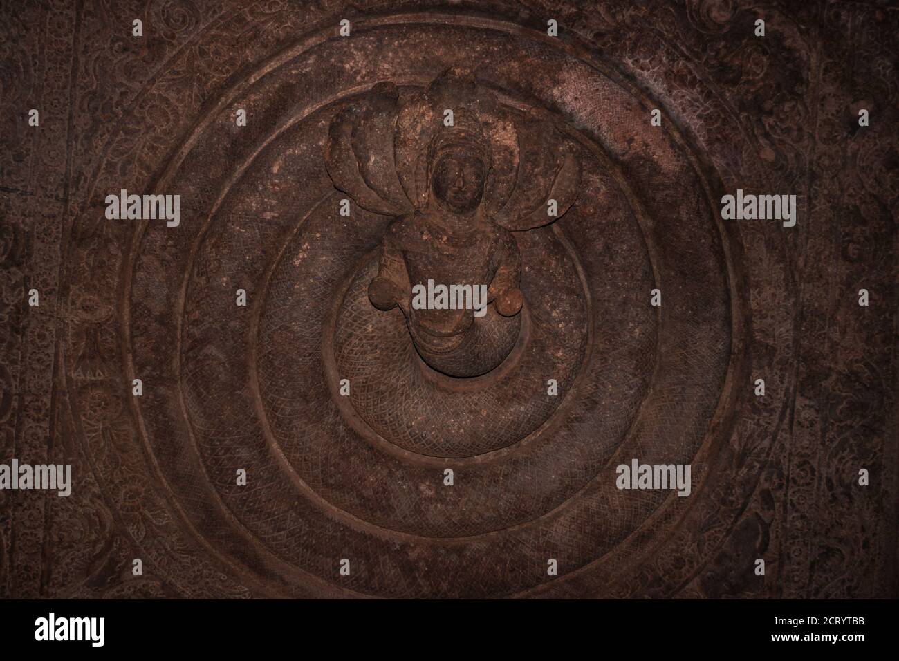les sculptures de la grotte de badami des dieux hindous sculptées sur le toit l'art antique de pierre en détails l'image est prise à badami karnataka inde. c'est un site classé au patrimoine de l'unesco Banque D'Images