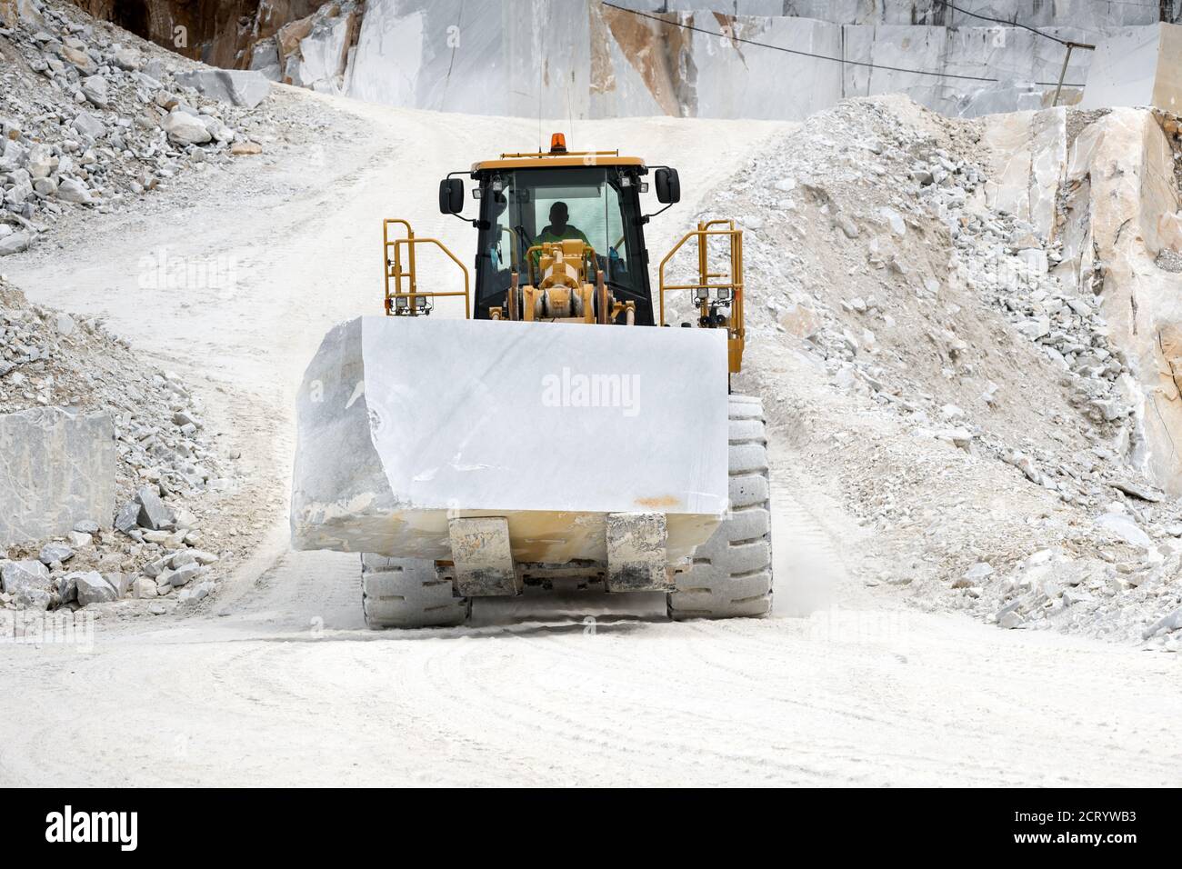 Machines déplaçant un bloc de marbre blanc Carrara dans une carrière en Toscane, Italie Banque D'Images