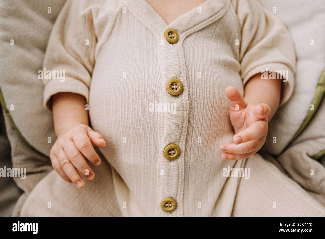 Gros Plan D Un Grand Ventre De Bebe Plein Dans La Creme Ensemble Colore Avec Boutons Photo Stock Alamy Gros Plan D Un Grand Ventre De Bebe Plein Dans La Creme Ensemble Colore Avec Boutons Photo Stock Alamy