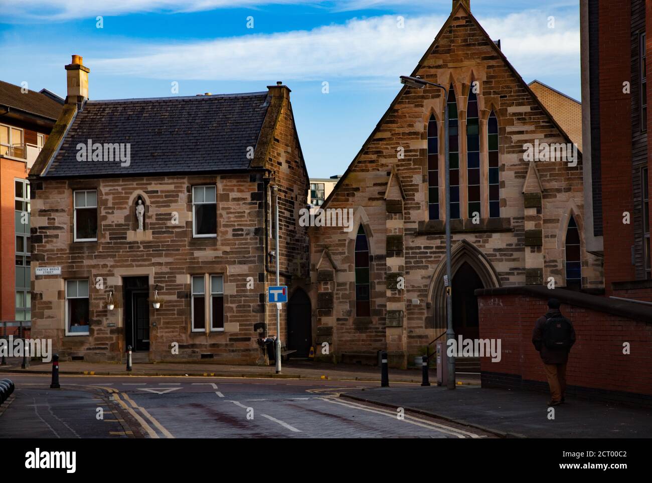 Glasgow / Écosse - 13 novembre 2013 : vue sur la ville. Ancienne église paroissiale catholique romaine de St Simon. Ciel bleu avec nuages. Banque D'Images