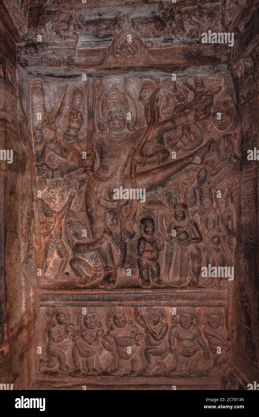 les sculptures de la grotte de badami des dieux hindous sculptées sur les murs l'art antique de pierre en détails l'image est prise à badami karnataka inde. c'est un site classé au patrimoine de l'unesco Banque D'Images