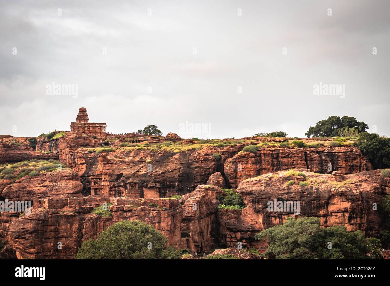 Grotte de badami le temple supérieur de Shivalaya avec une image de ciel plate est pris à badami karnataka inde. C'est le site du patrimoine de l'unesco et lieu d'étonnante chalukya dy Banque D'Images