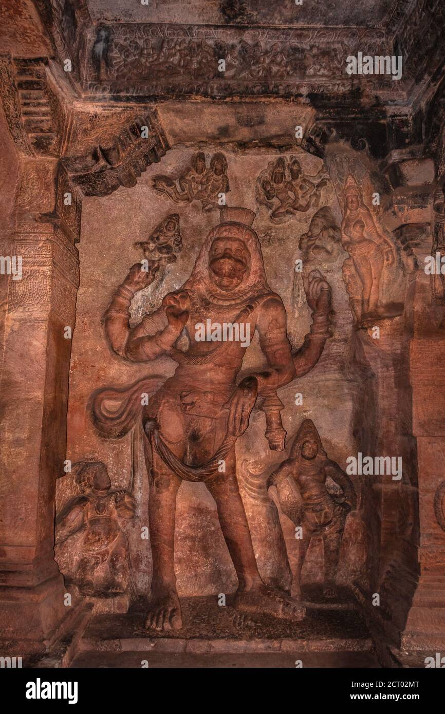 les sculptures de la grotte de badami des dieux hindous sculptées sur les murs l'art antique de pierre en détails l'image est prise à badami karnataka inde. c'est un site classé au patrimoine de l'unesco Banque D'Images