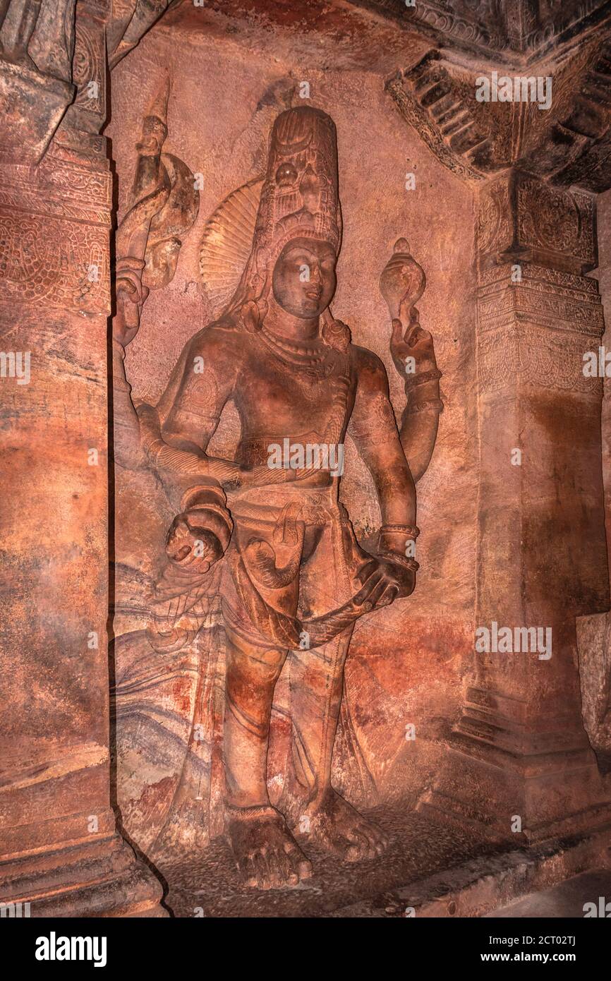 les sculptures de la grotte de badami des dieux hindous sculptées sur les murs l'art antique de pierre en détails l'image est prise à badami karnataka inde. c'est un site classé au patrimoine de l'unesco Banque D'Images