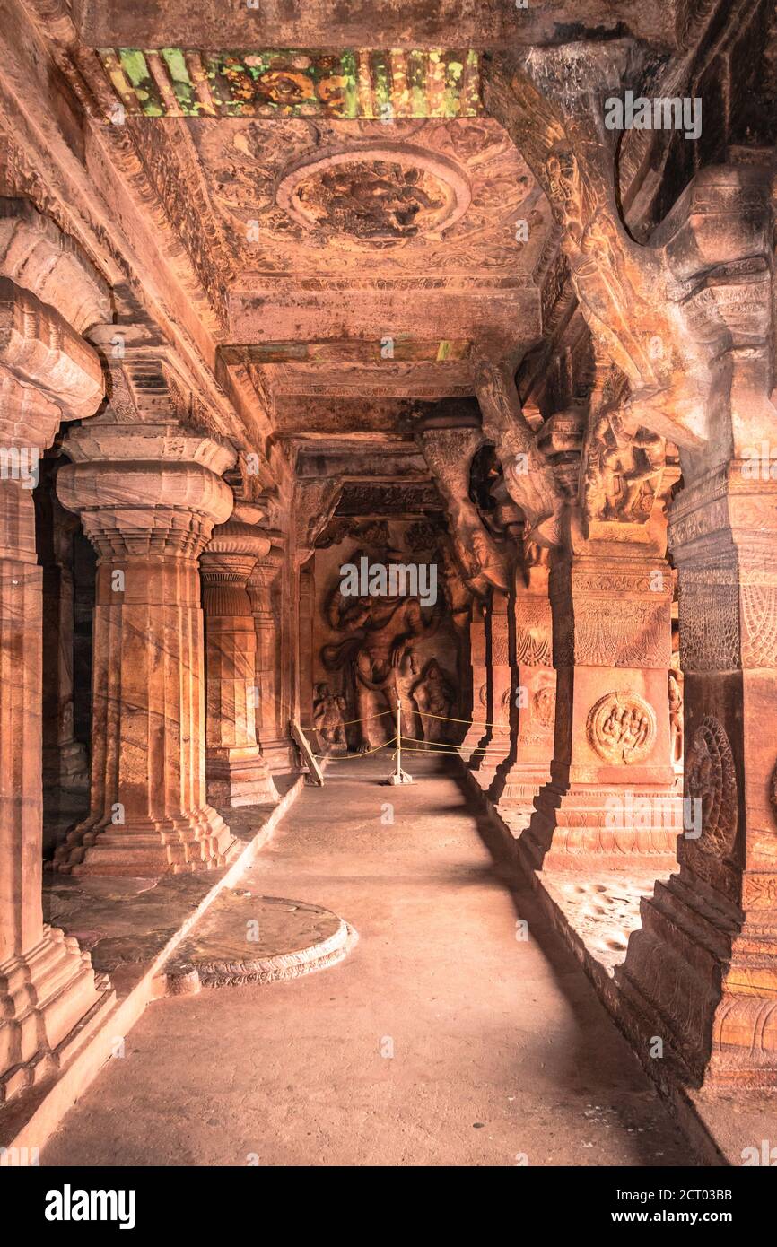 les sculptures de la grotte de badami des dieux hindous sculptées sur les murs l'art antique de pierre en détails l'image est prise à badami karnataka inde. c'est un site classé au patrimoine de l'unesco Banque D'Images