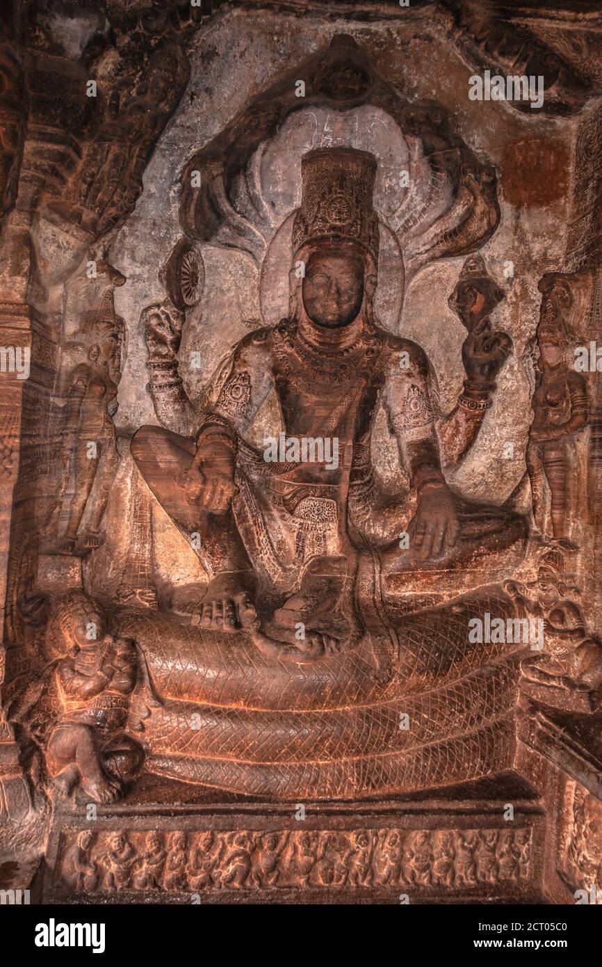 Bas-relief sur le mur du temple de la grotte de Badami Vishnu assis sur Adi-Shesh Banque D'Images