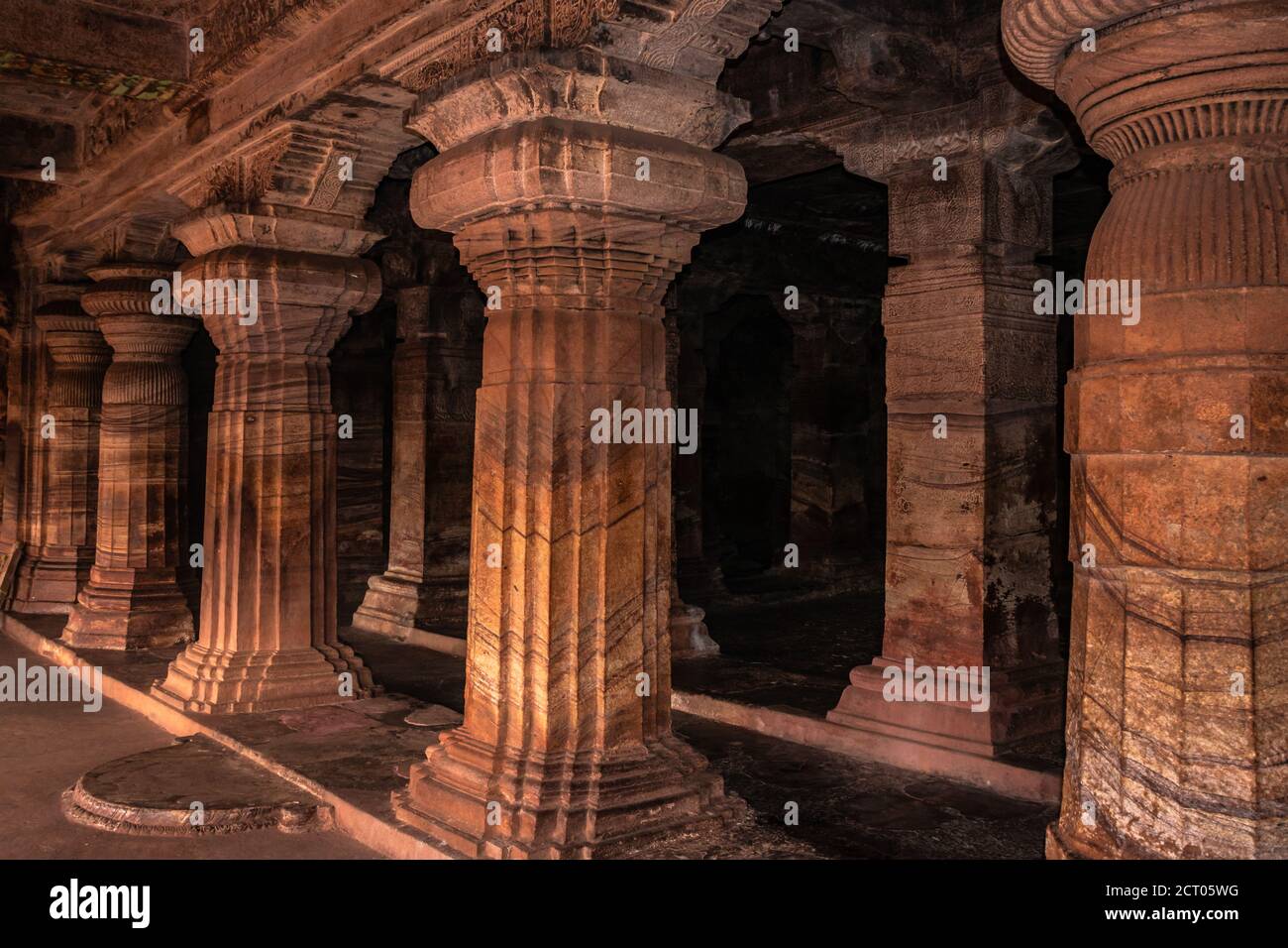 le temple de la grotte de badami l'intérieur piliers l'art en pierre dans les détails l'image est prise à badami karnataka inde. c'est le site du patrimoine de l'unesco et le lieu de l'étonnante cha Banque D'Images