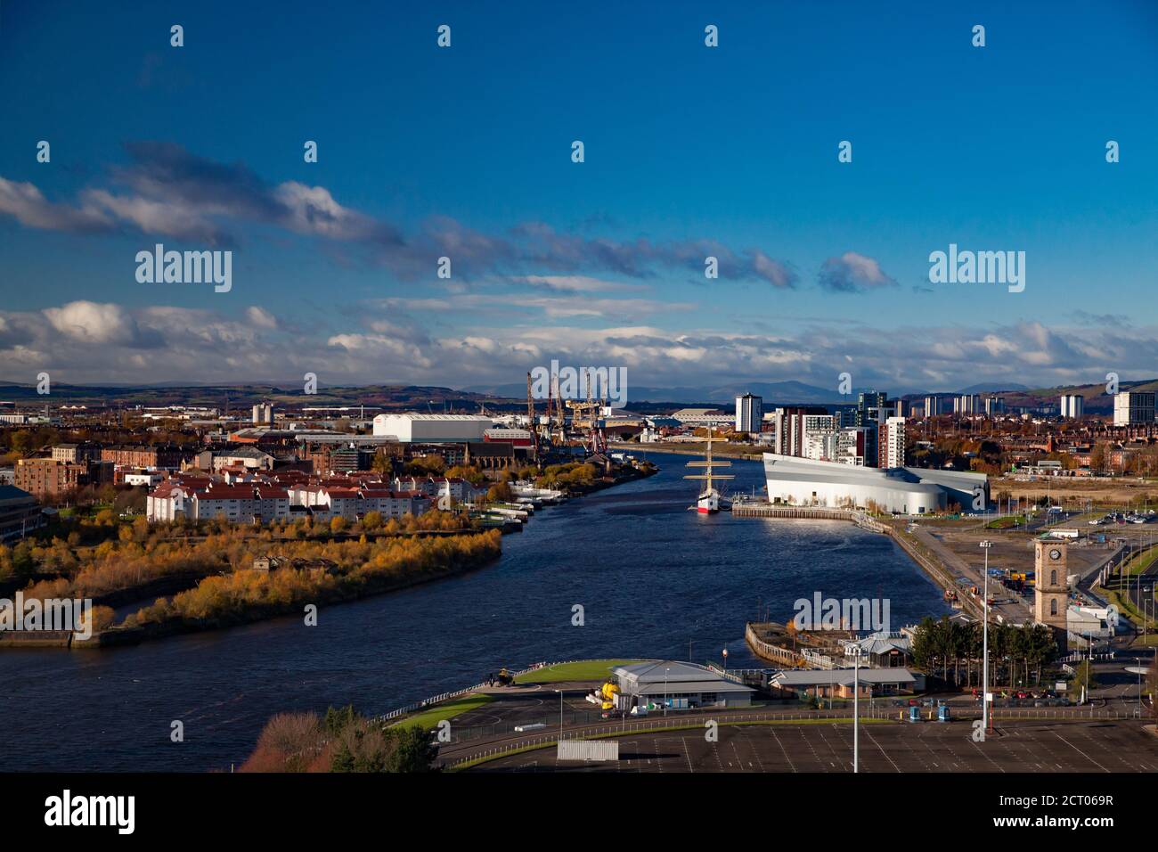 Glasgow/Écosse-13 novembre 2013 : chute dans la ville. Rive de la rivière Clyde. Musée Riverside et le Tall Ship à Riverside. Vue panoramique. Arbres jaunes. Banque D'Images