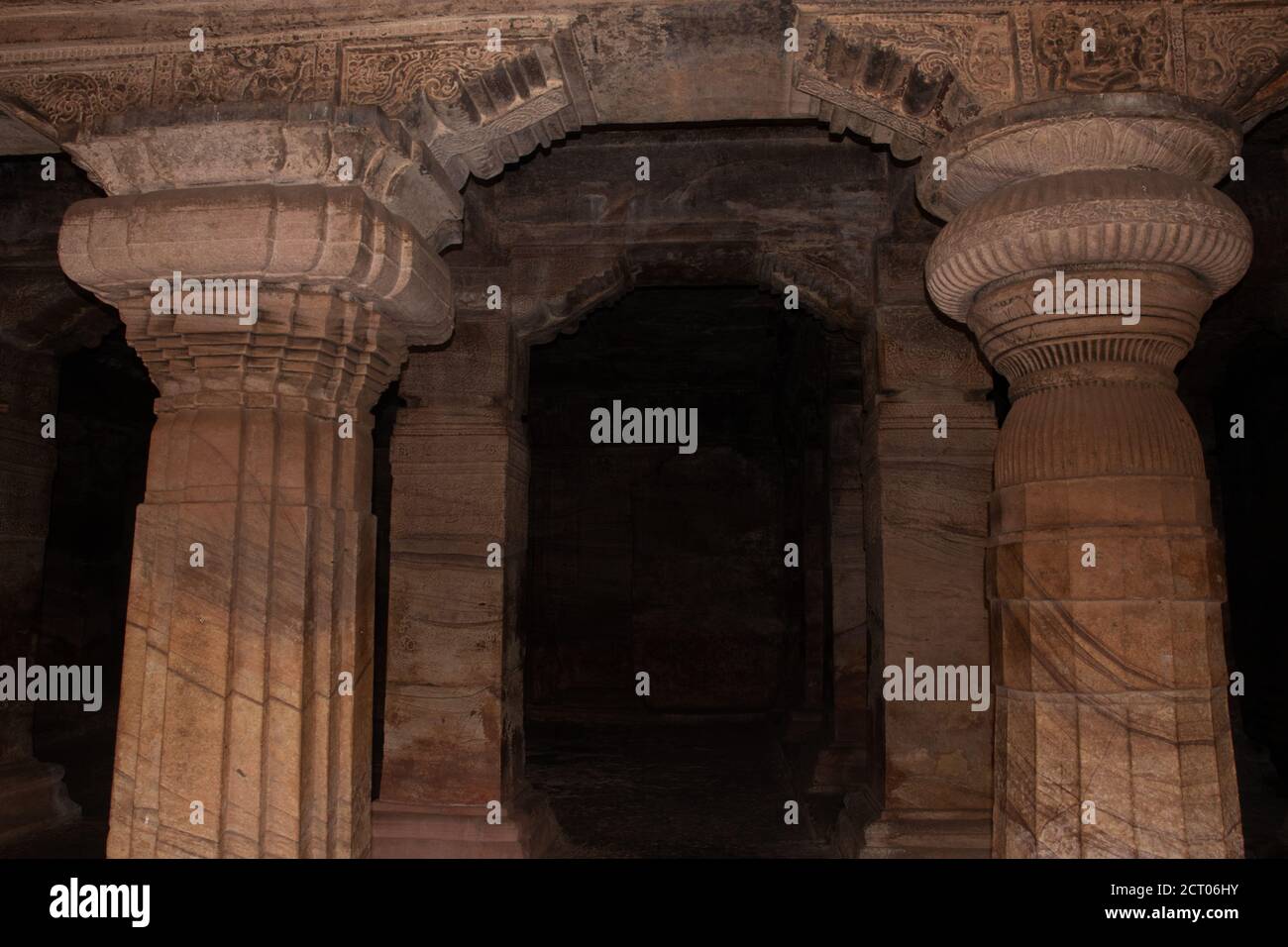 le temple de la grotte de badami l'intérieur piliers l'art en pierre dans les détails l'image est prise à badami karnataka inde. c'est le site du patrimoine de l'unesco et le lieu de l'étonnante cha Banque D'Images