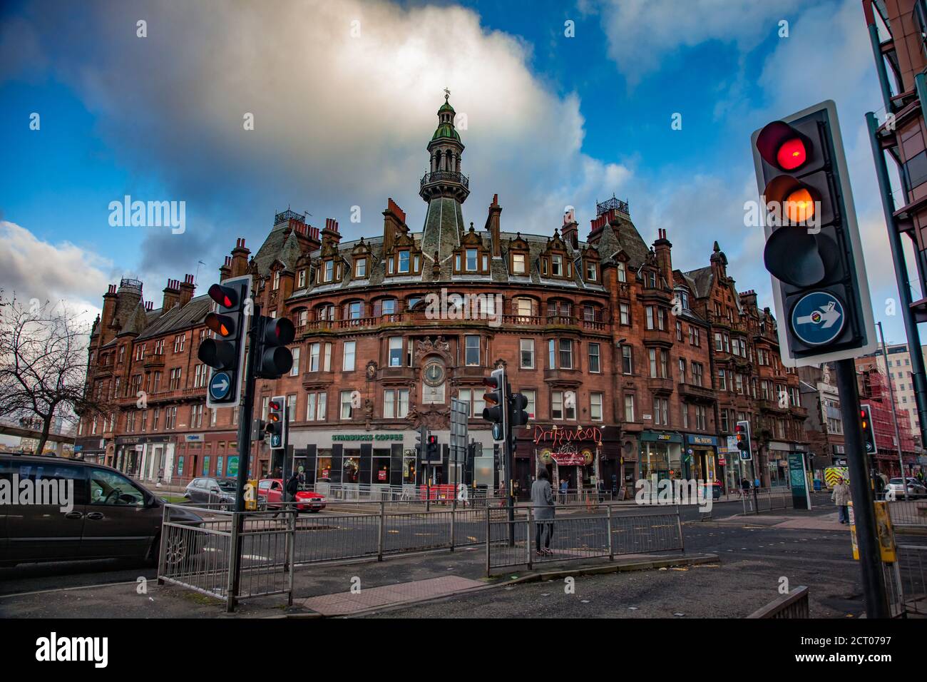 Glasgow / Ecosse - novembre 15 2013 : chute dans la ville. Bâtiment dans le centre-ville de Glasgow, piétons, voitures et feux de circulation. Rue commerciale. Ciel bleu, nuages. Banque D'Images