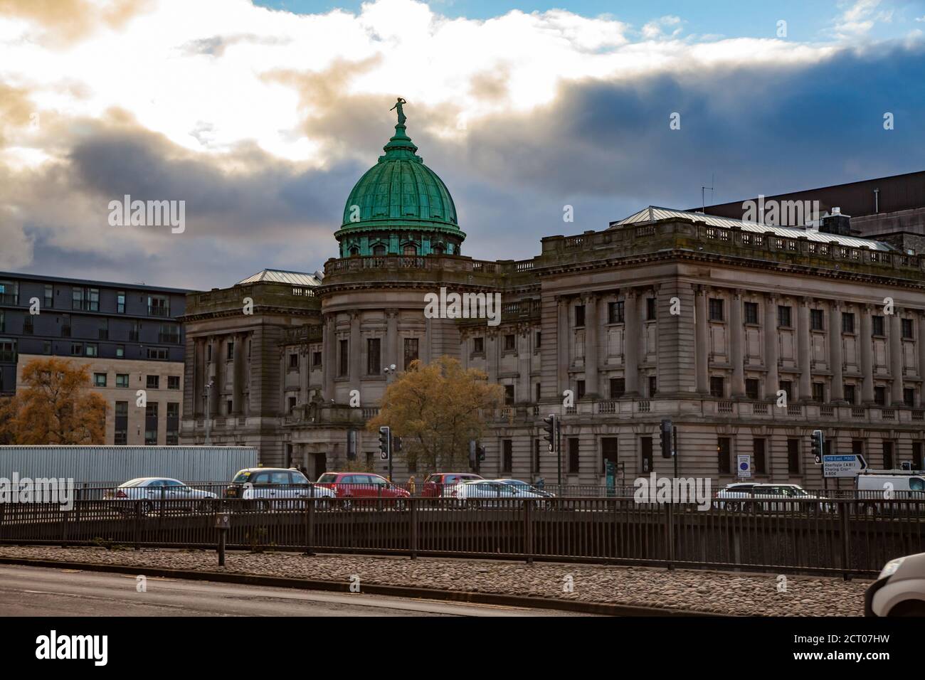 Glasgow / Ecosse - novembre 15 2013 : chute dans la ville. Vue sur le bâtiment de la bibliothèque Mitchell. Ciel bleu avec nuages. Banque D'Images