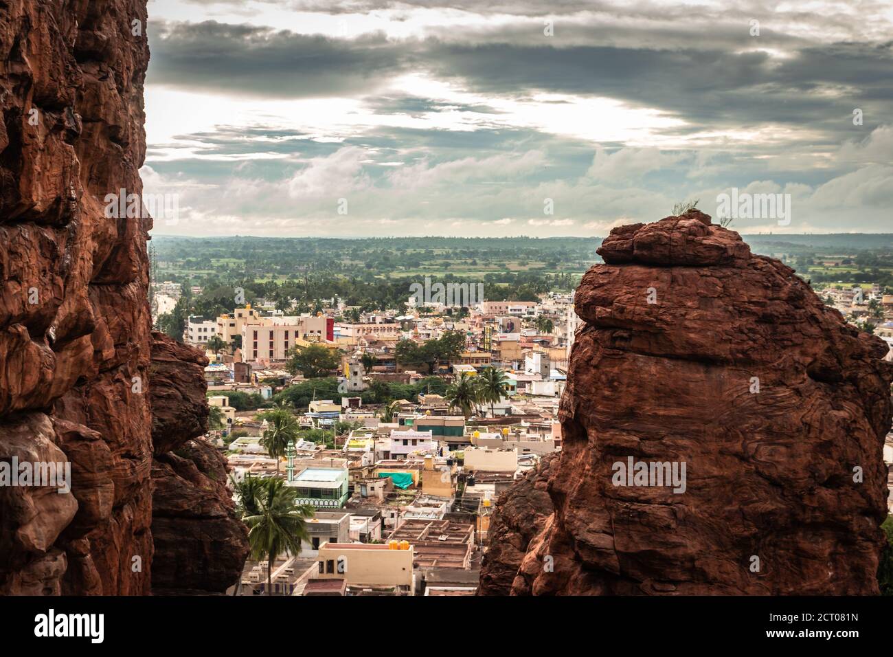 la vue sur la ville de badami depuis le sommet de la colline le matin avec une image du ciel lumineux est prise à badami karnataka inde. elle montre la belle vue sur la ville de badami. Banque D'Images